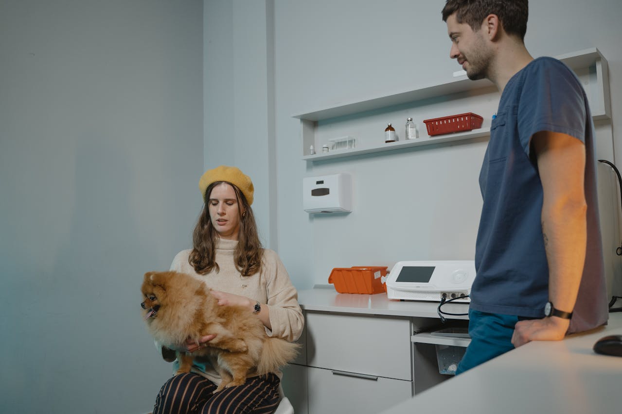 Eigenaar met haar hond tijdens een consult in de spreekkamer