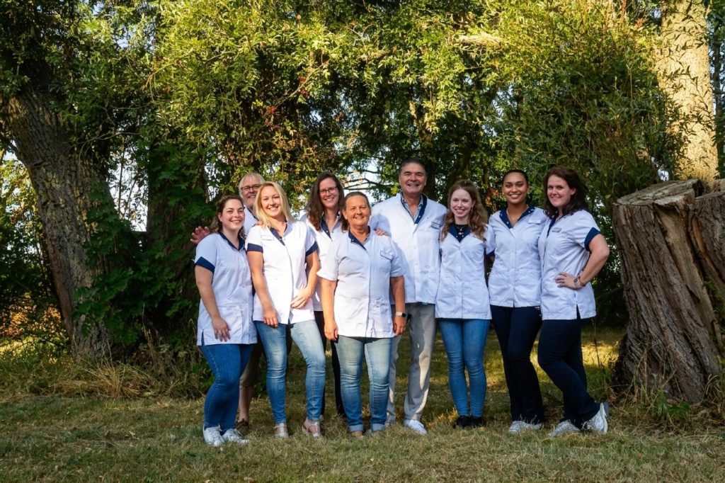 Het team van dierenartsen en paraveterinairen van Dierenkliniek Utrechtse Heuvelrug