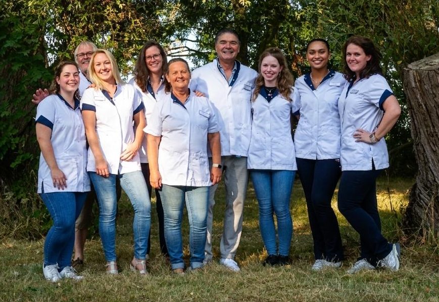 Het team van dierenartsen en paraveterinairen van Dierenkliniek Utrechtse Heuvelrug
