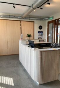 De ontvangstbalie van Dierenkliniek Utrechtse Heuvelrug in Rhenen, waar je terechtkunt voor een afspraak